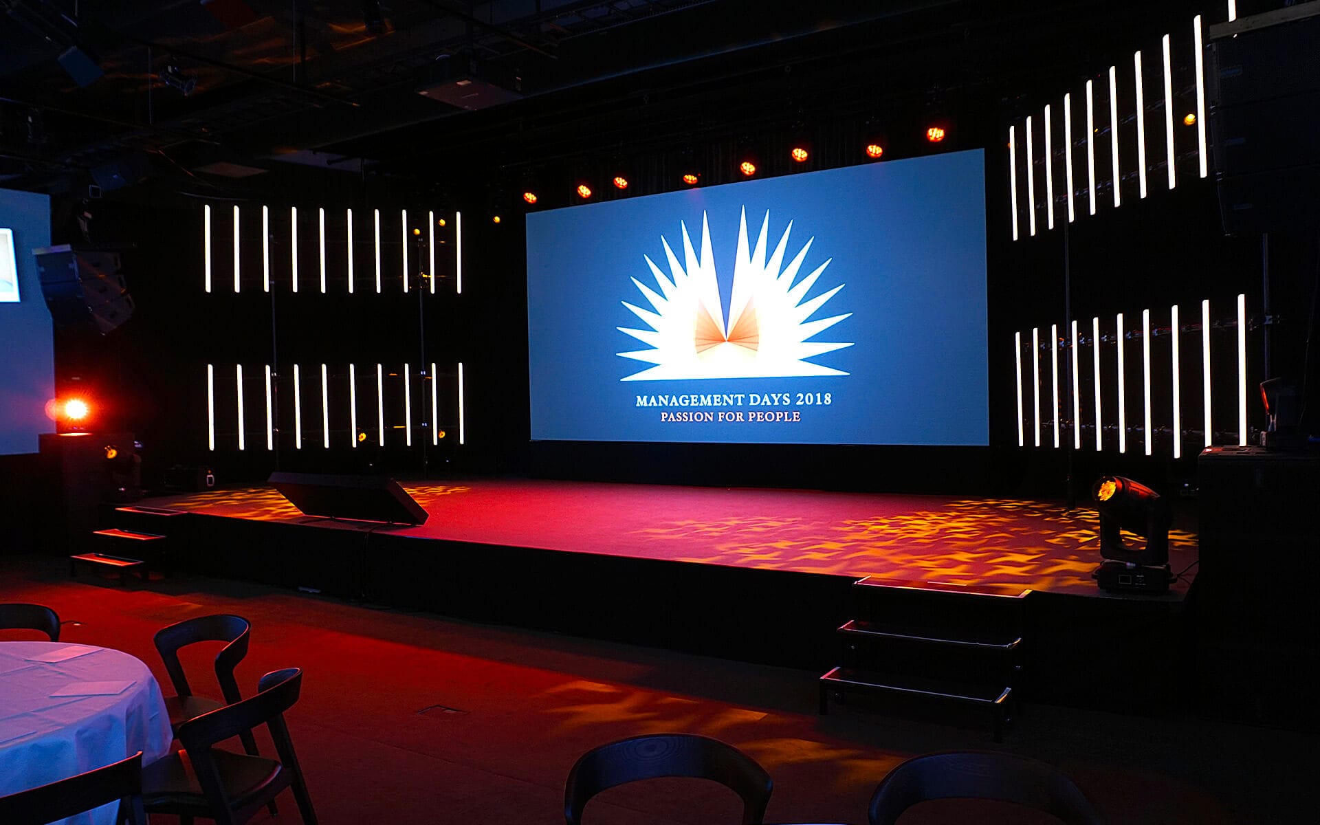 LED-Skärm och scenografi med ljus till Coors chefsmöte på Steam Hotel