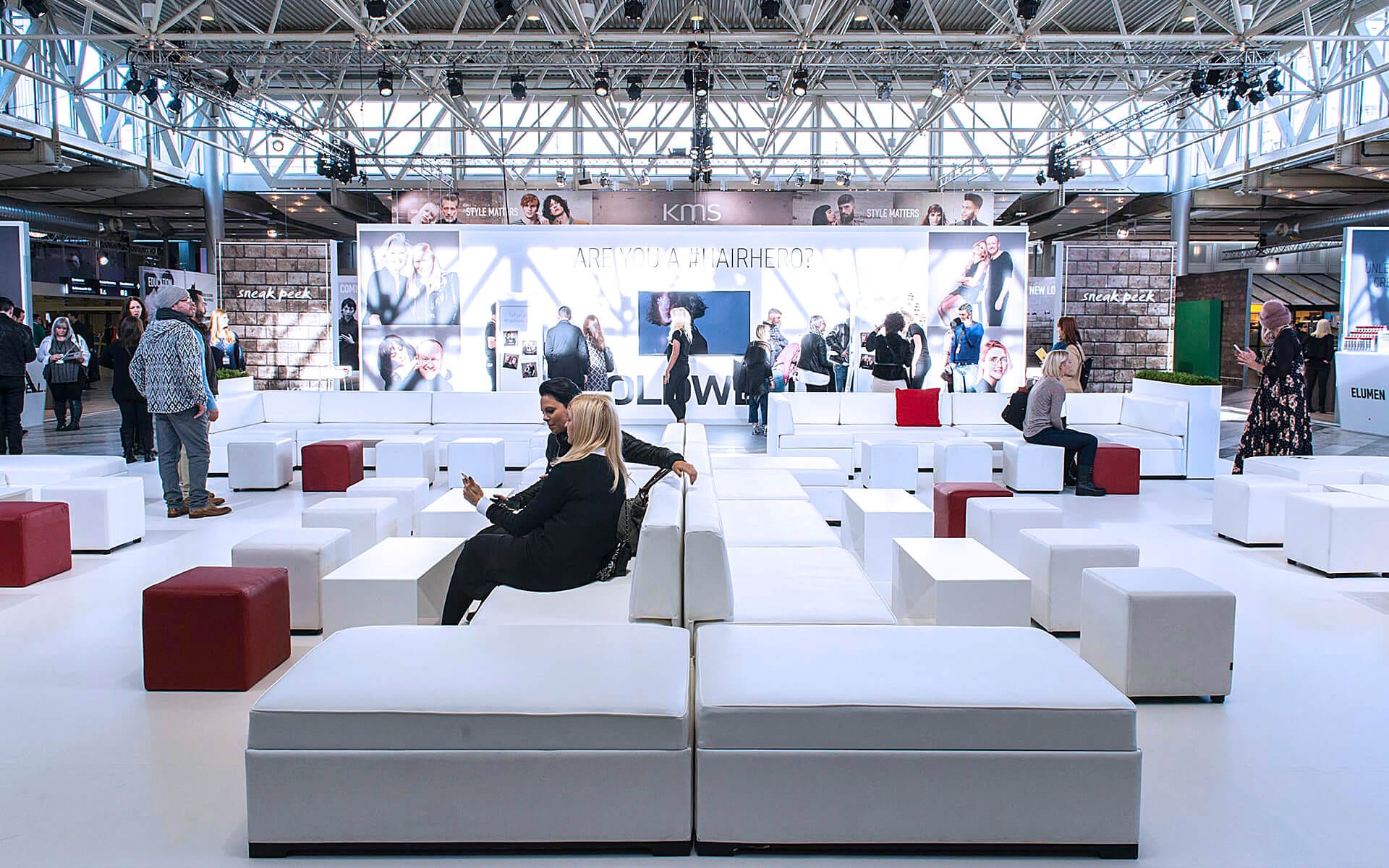 Våra egenproducerade möbler till en stor lounge på Stockholmsmässan