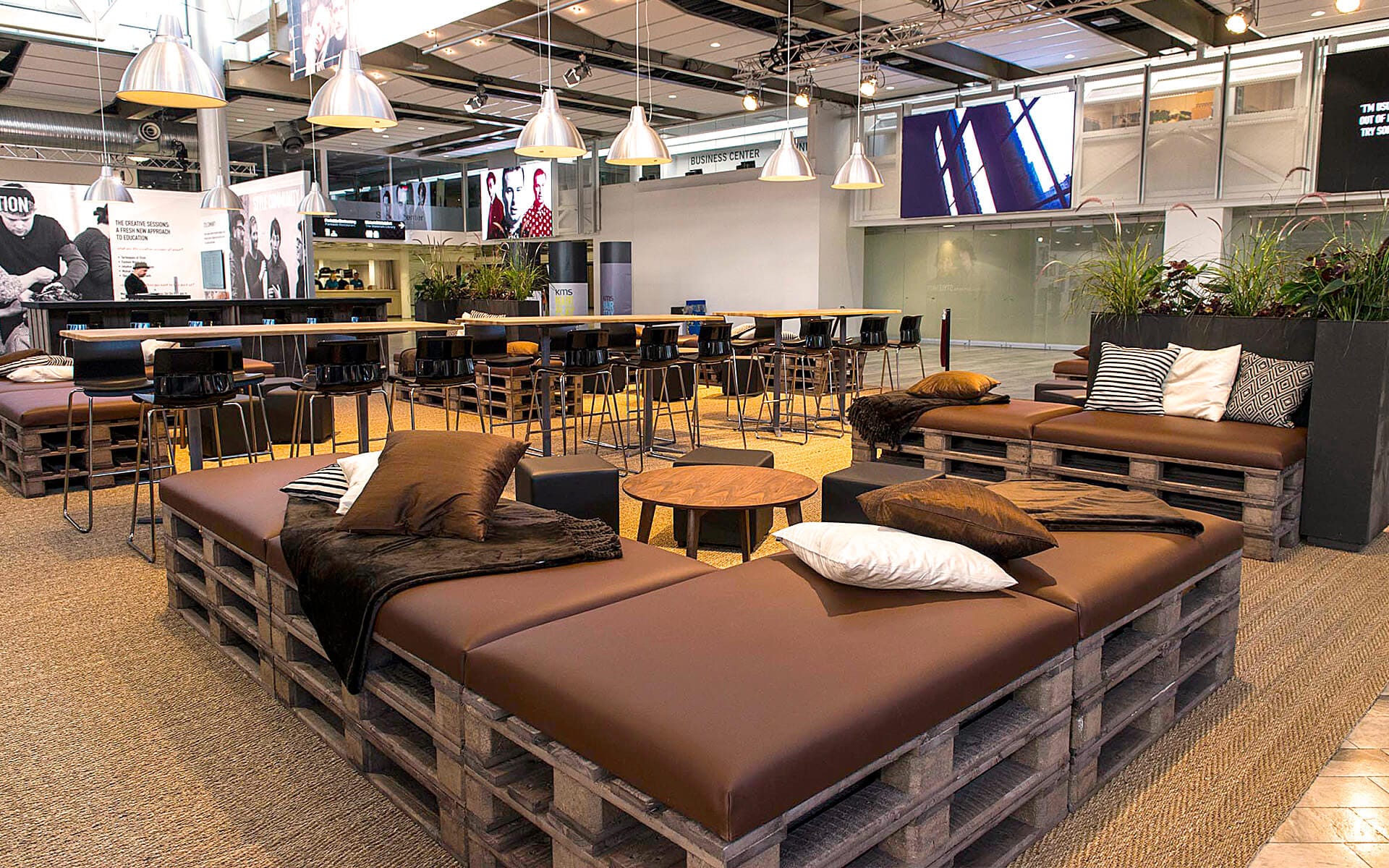 Lounge med möbler av lastpallar