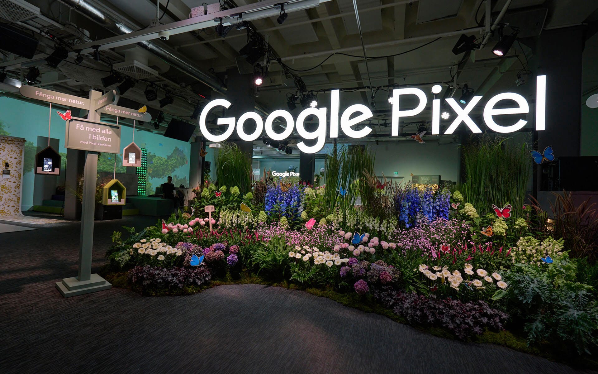 Stor Google Pixel ljusskylt bakom blomster dekor