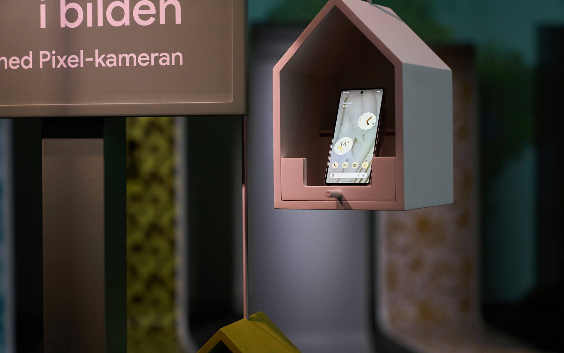 Specialbyggd dekor med inbyggda smartphone laddare till lanseringen av Google Pixel 7 på Fotografiska Muséet