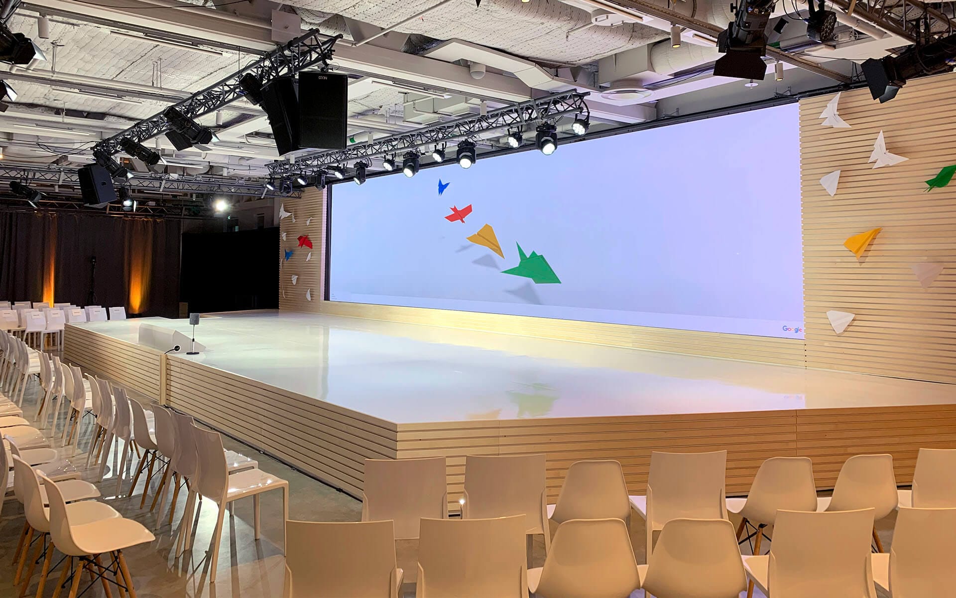 Specialbyggs scen i plywood till Google konferens på Hotel At Six