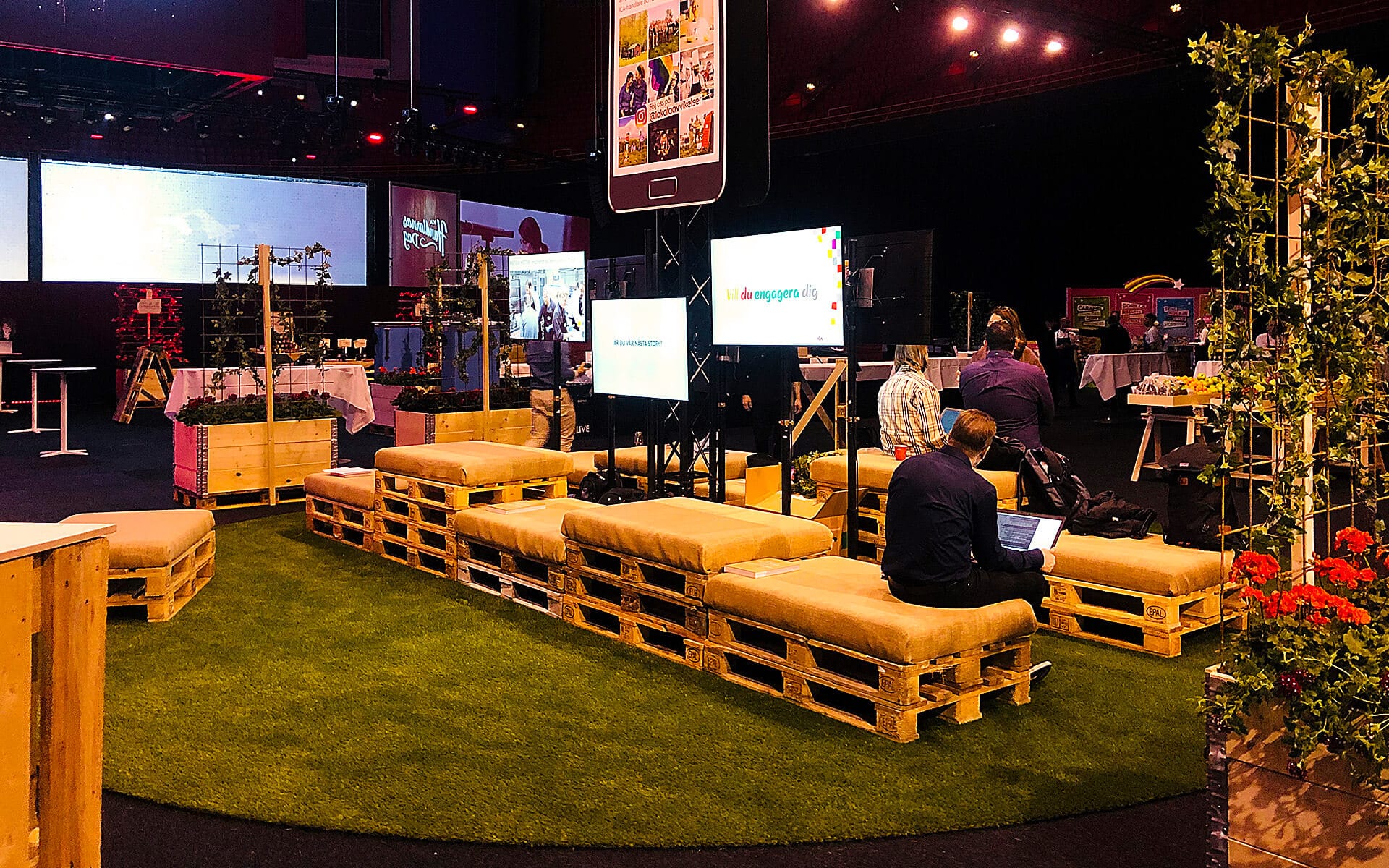 Loungemiljö av lastpallar och växter till event i Globen / Avicii Arena