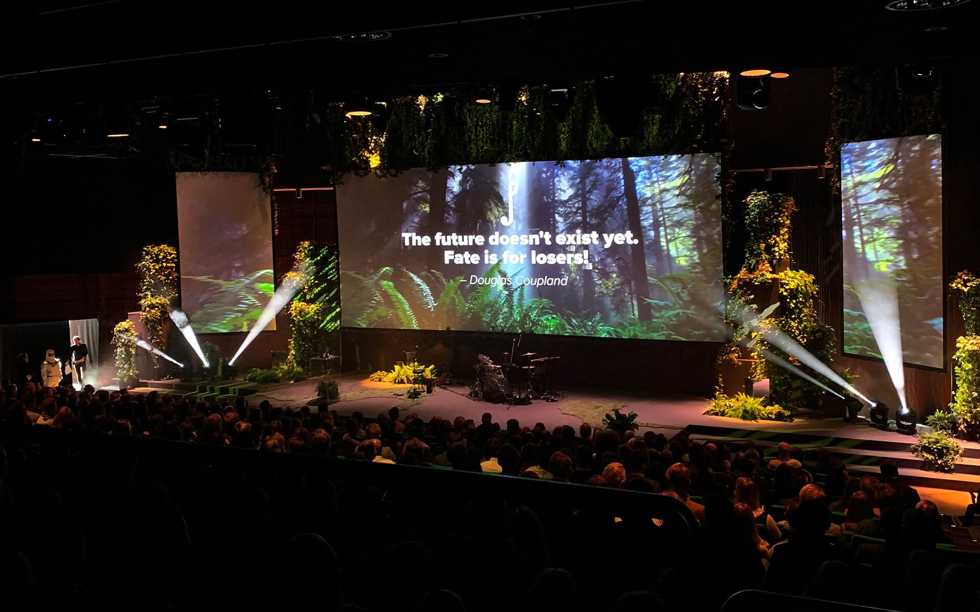 Teknisk komplettering och scenografi med djungeltema till konferens på Stockholm Waterfront