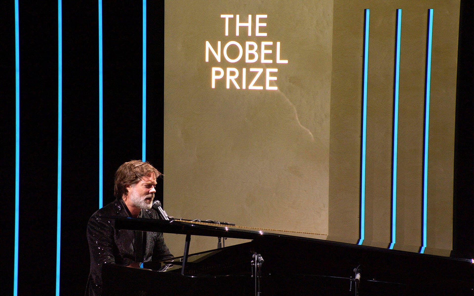 Rufus Wainwright framför Hallelujah på Nobel Week Dialogue 2022 i Stockholm