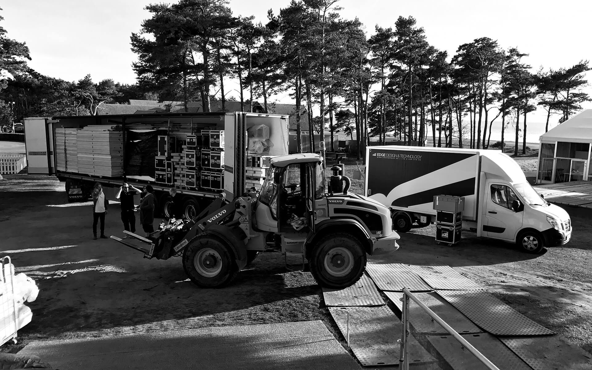 EDGE lastbilar lastar av utrustning till Nordea Masters i Barsebäck