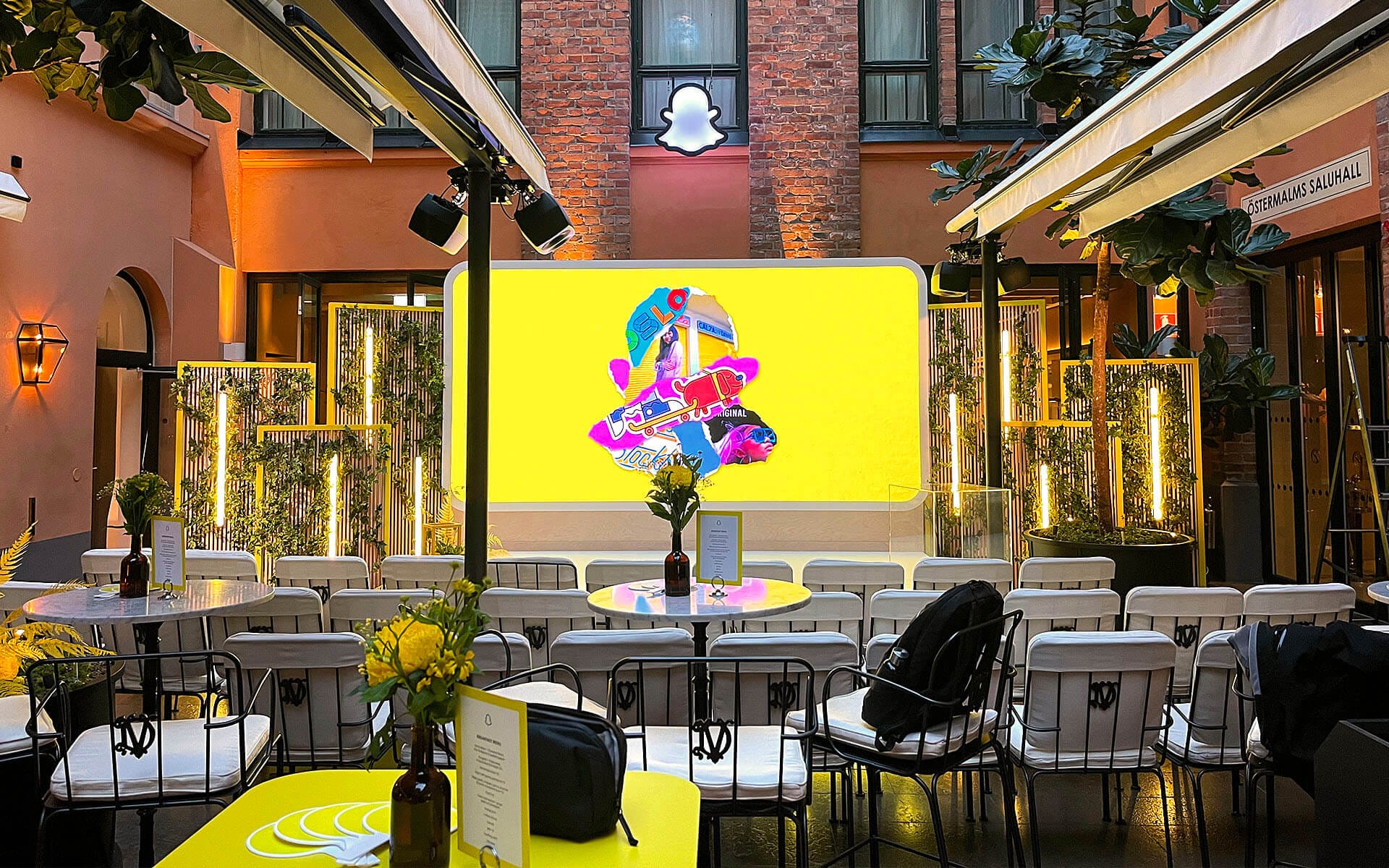 Scen med stor LED-skärm och snickeriet till konferensen för Snapchat på Villa Dagmar