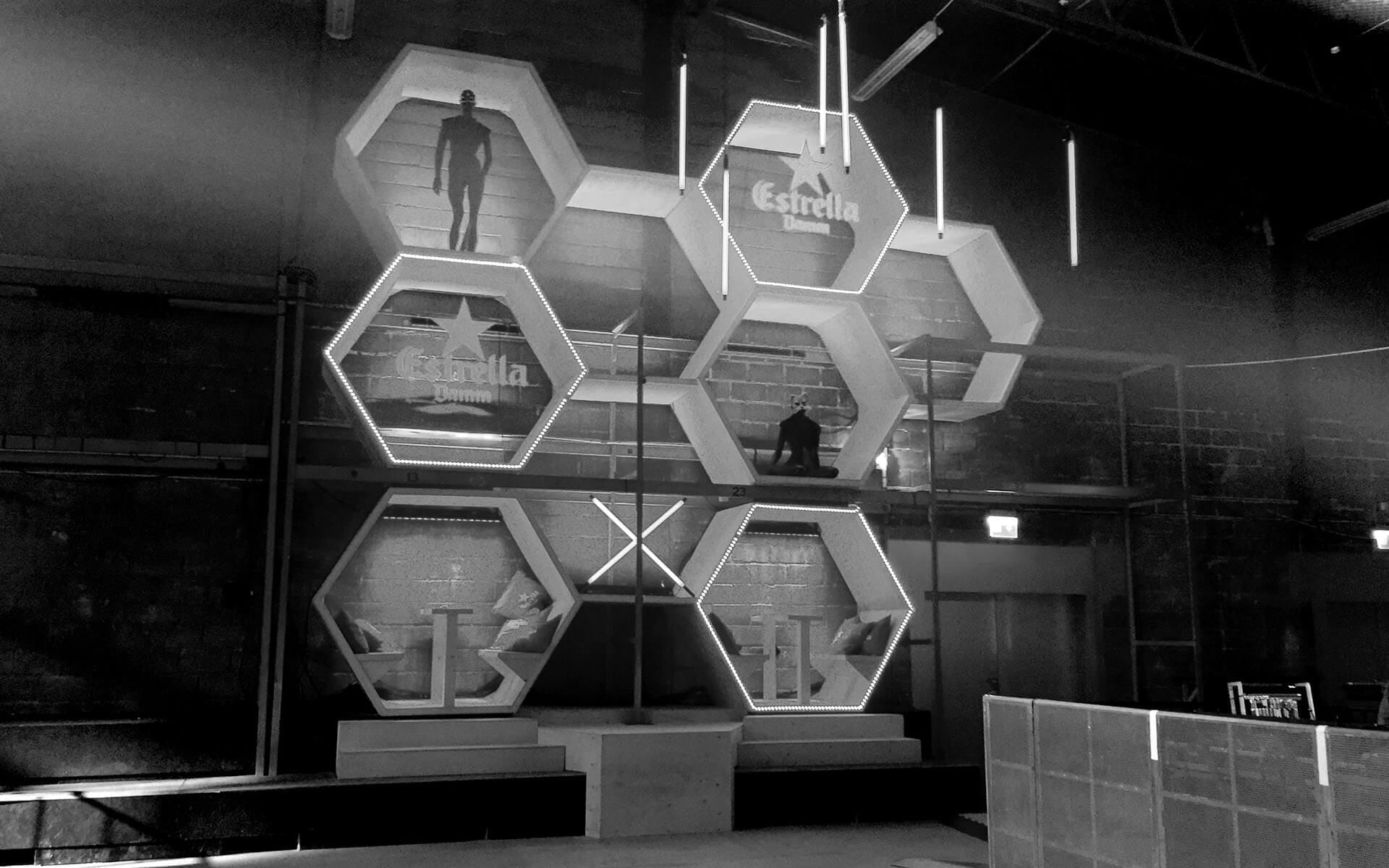 Installation med hexagoner i trä på Nobelberget