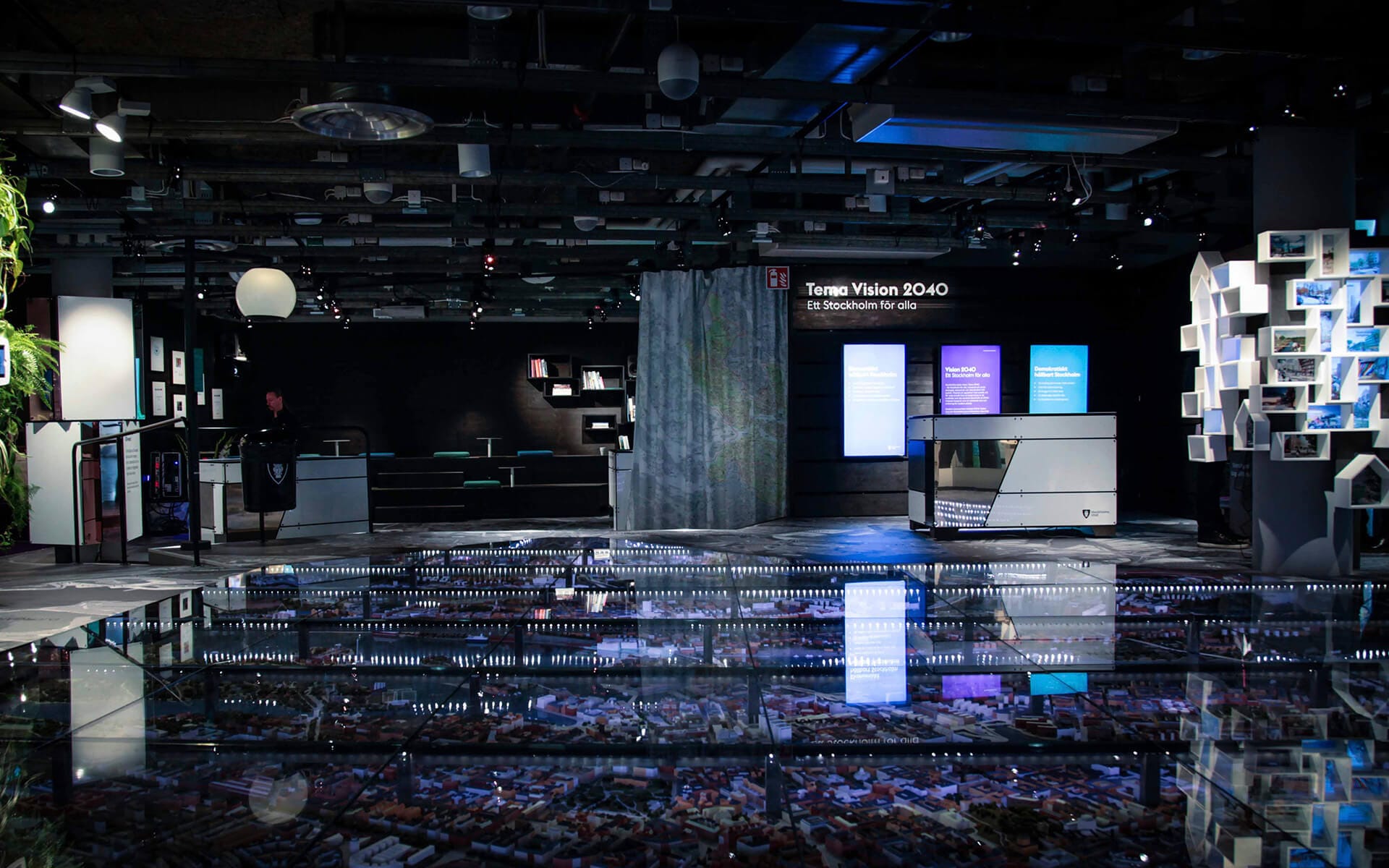 Glasgolv med inbyggd led-belysning över 3d printad stadsmodell