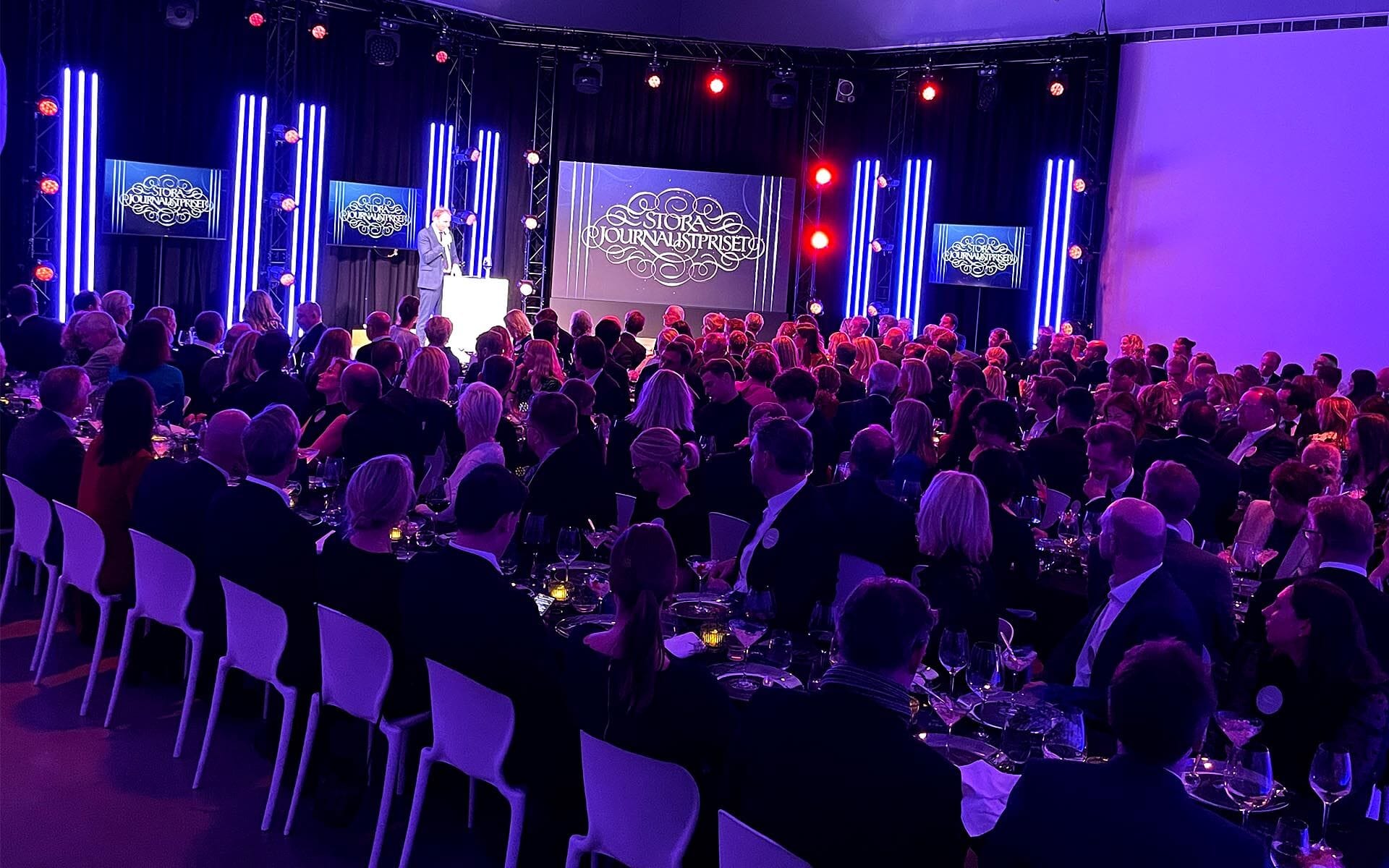 Stora Journalistpriset är ett hybridmöte med 300 gäster på plats i Bonniers Konsthall samtidigt som det sänds online