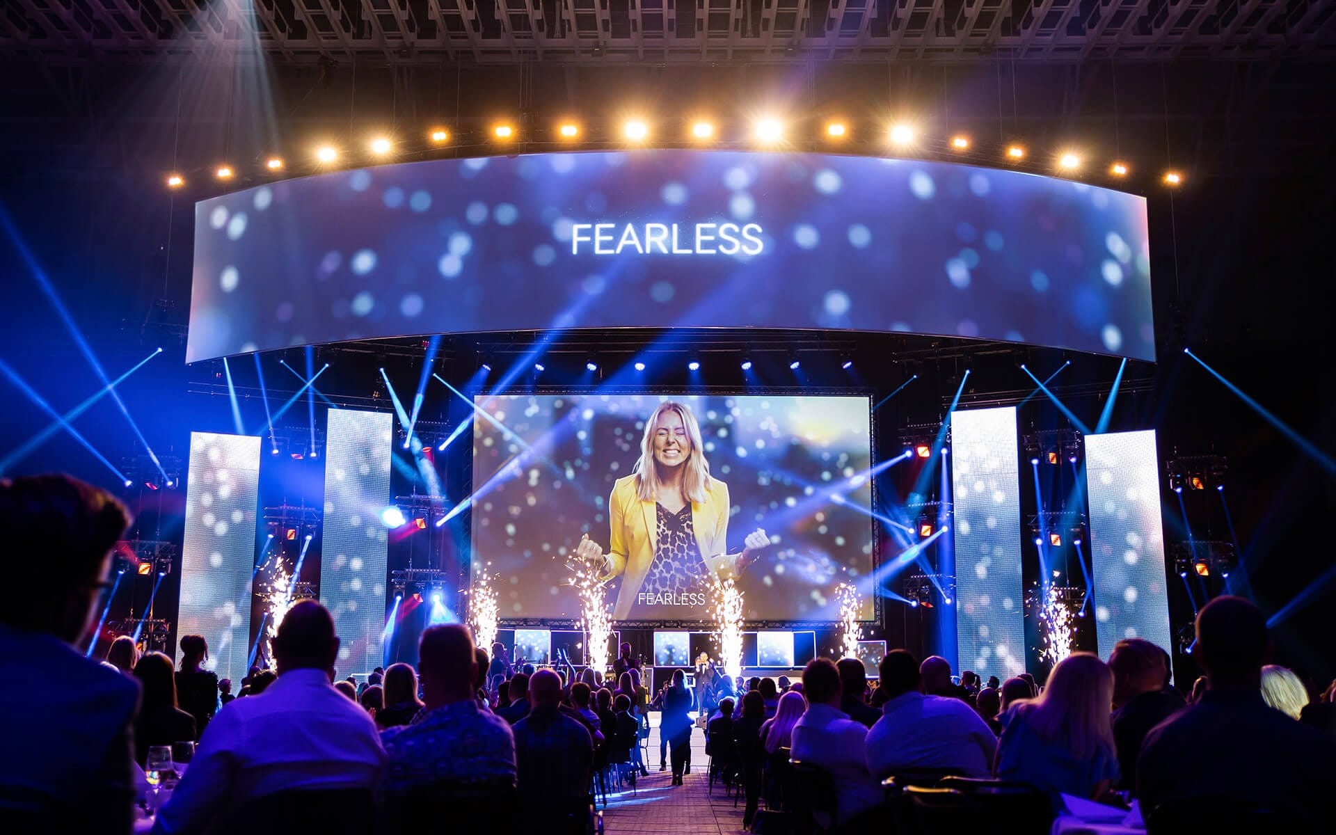 Scen med en kombination av LED-skärmar och projektionsdukar till Tele2 Awards 2019