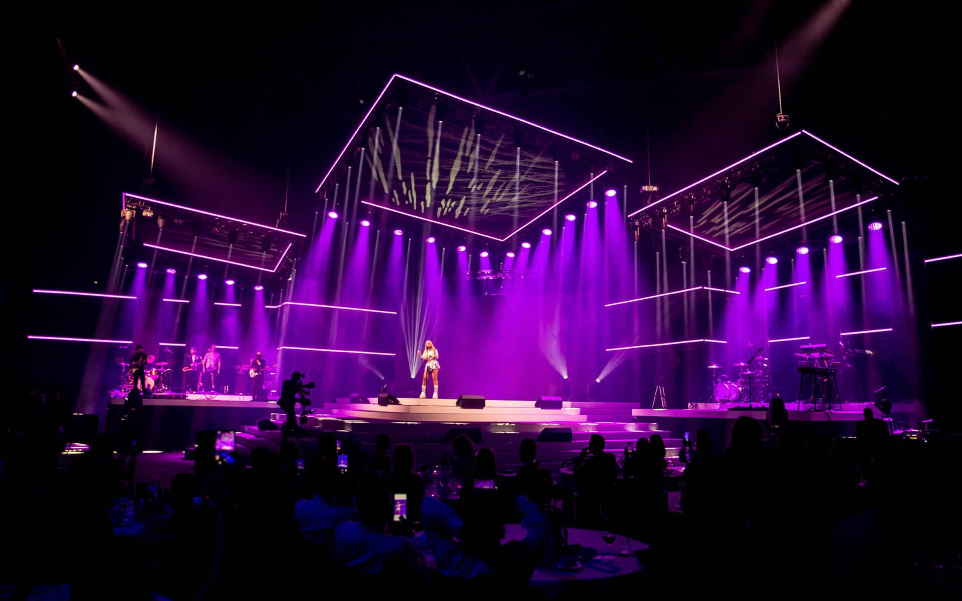Klara Hammarström uppträder på scen på Tele2 Awards i Tele2 Arena