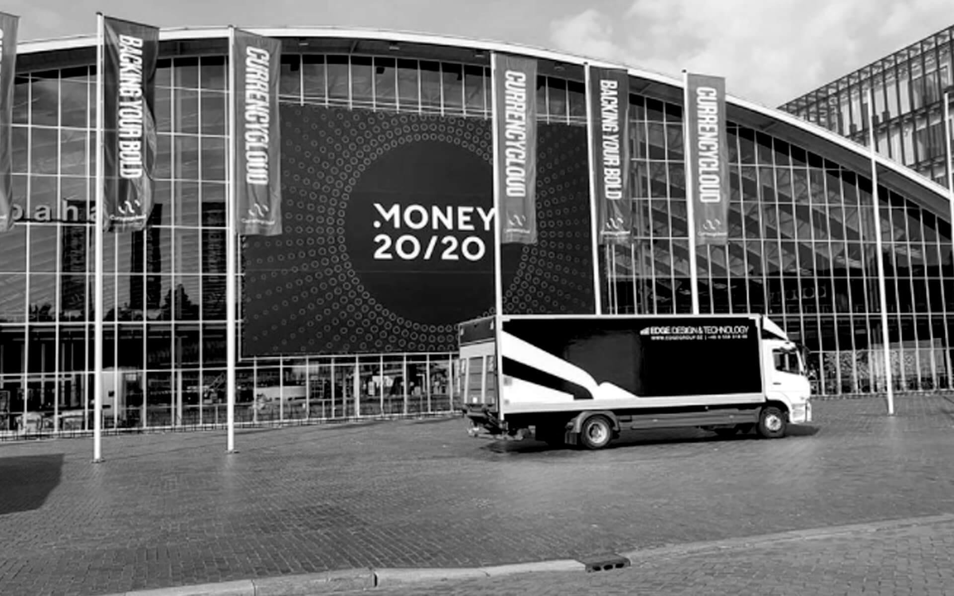 EDGE lastbil levererar utrustning Money 20-20 mässan på RAI i Amsterdam