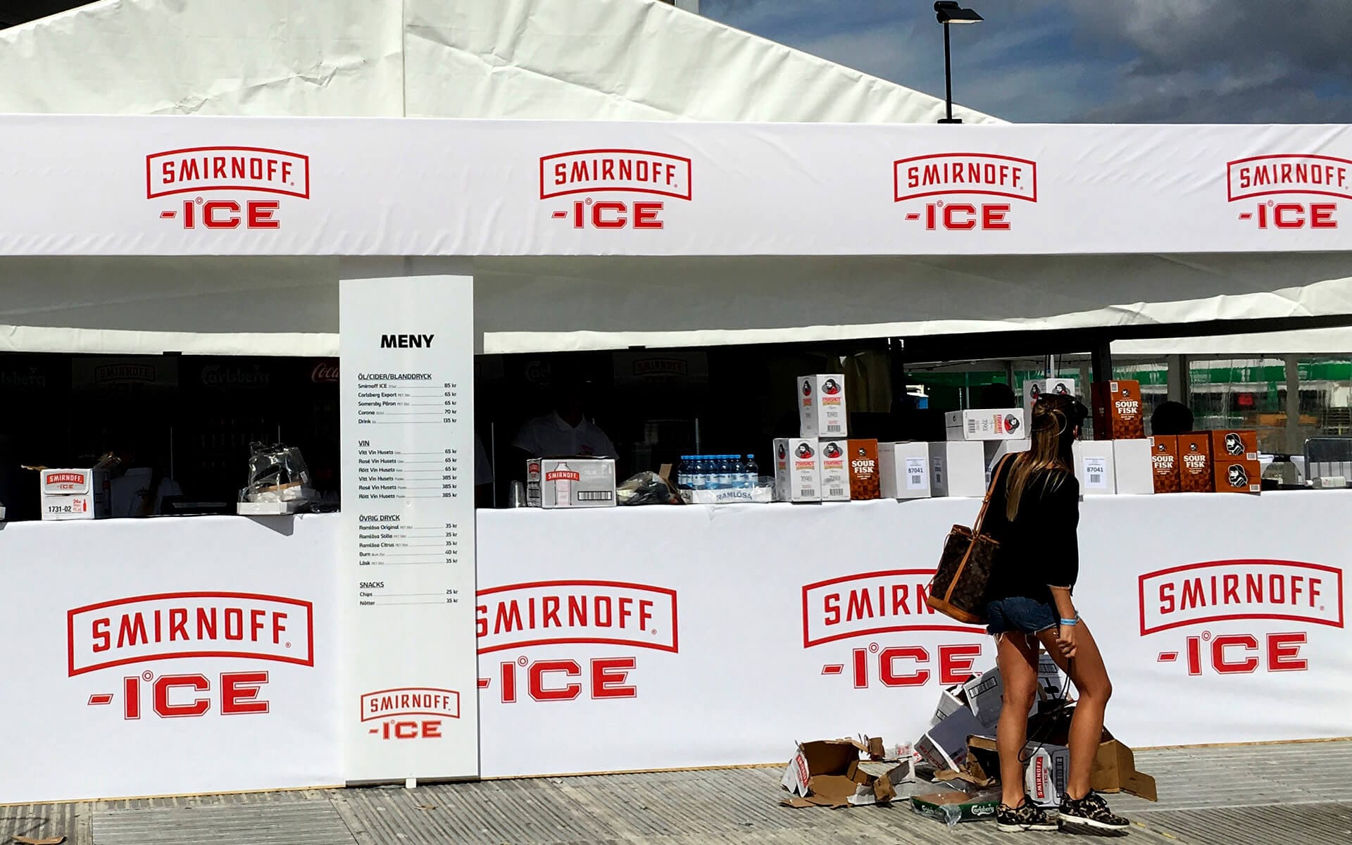 Smirnoff ICE branding och menyer till tält på festival